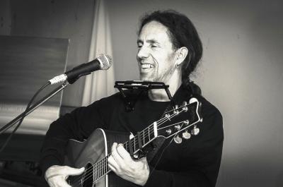 Liedermacher Tom Kirk in Rethem